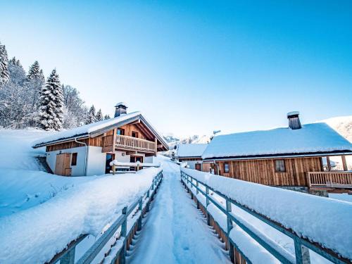 Valmorel Chalet De Esquí | Chalet 3* Valmorel, skis aux pieds, 3 chambres, parking, WIFI - FR-1-356-401