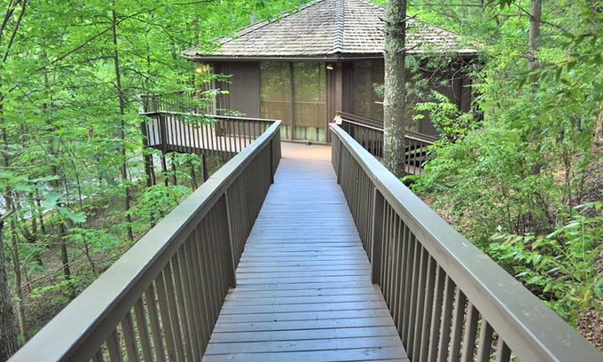 Big Canoe Chalet De Esquí | Chalet 35 - Unwind with Treetop Views, Splash at Community Pools, & Hike Trails