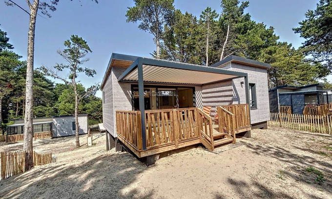 Jullouville Chalet De Esquí | Chalet en Jullouville: 4 pers, piscina climatizada, terraza privada, cerca de playa y comercios