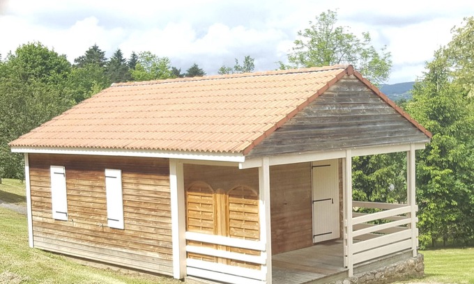 Blavignac Chalet De Esquí | Chalet '6 Personnes Acacia price Weekend' with Mountain View, Shared Pool and Wi-Fi