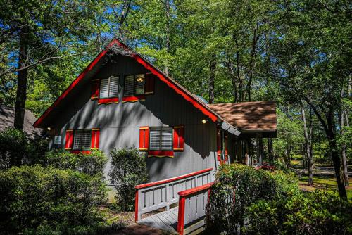 Pine Mountain Chalet De Esquí | Chalet #66- a rare gem steps from swimming pool