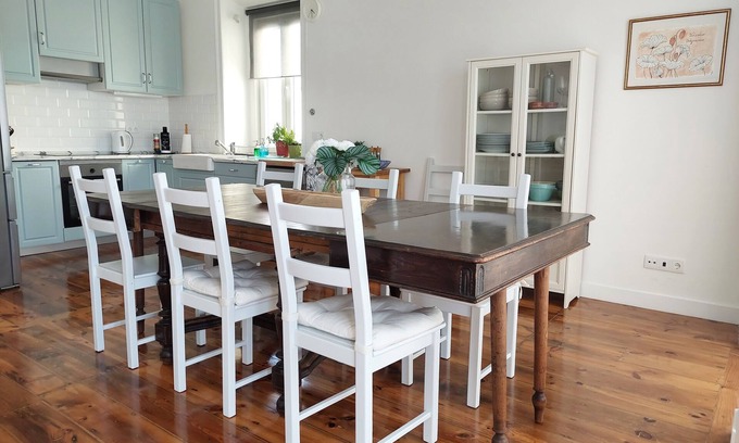 Estoril Chalet De Esquí | Chalet 90 steps from Estoril beach! NEW