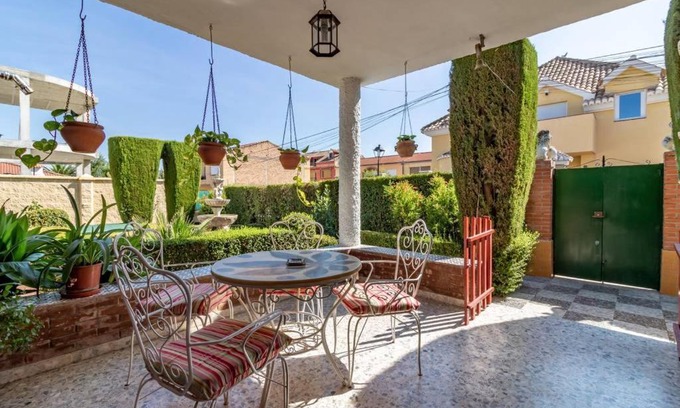 Churriana de la Vega Casa | Chalet acogedor con piscina muy cerca de Granada