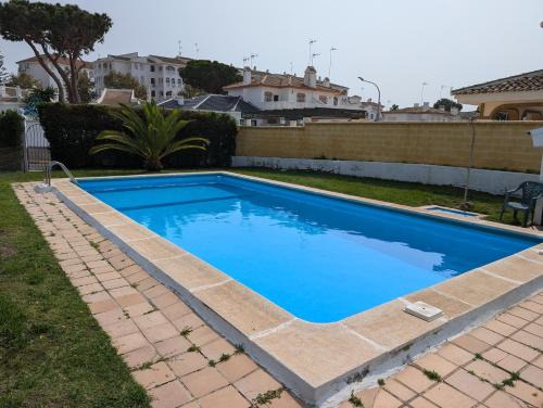 Sector O - Ostrero Casa | Chalet adosado en Matalascañas con piscina y chimenea, cerca de la playa