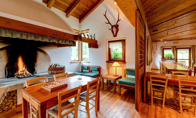 Giustino Chalet De Esquí | Chalet 'Agriturismo Casa Al Campo' con vistas a la montaña, piscina privada y Wi-Fi