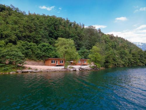 Tenna Chalet De Esquí | Chalet Alessandrini - Private Lakeside Beach