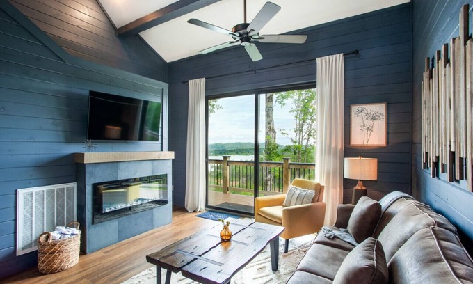 Sevierville Cabina | Chalet Amelia -Lake View+HotTub+Fireplace+Arcade!