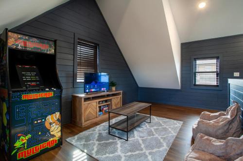 Sevierville Casa | Chalet Amelia Lake View HotTub Fireplace Arcade