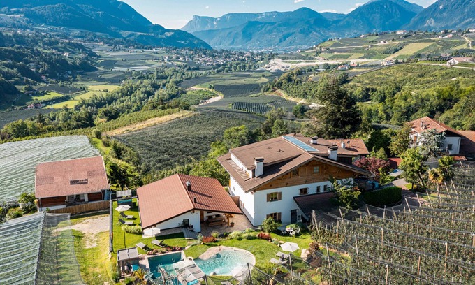 Caines Chalet De Esquí | Chalet "Apfel Feld-Hof" con bañera de hidromasaje, piscina de agua salada y terraza