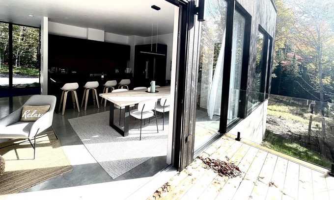 Morin Heights Chalet De Esquí | Chalet Architectural Avec spa en Nature et Fenestration Plein Pied