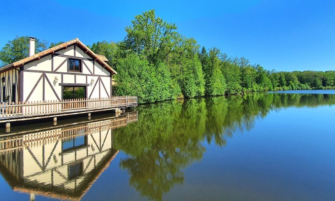 Saint-Estephe Chalet De Esquí | Chalet avec Terrasse sur Étang de pêche privé à Saint-Estèphe en Périgord