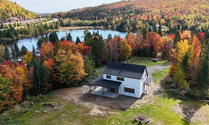 Entrelacs Chalet De Esquí | Chalet Bèlkay | 1h From Montreal | lake, hot tub, firepit, family-friendly