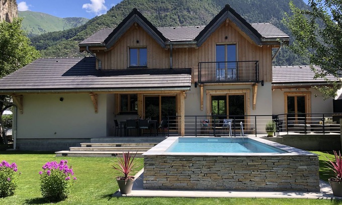 Le Bourg-d'Oisans Chalet De Esquí | Chalet Barbara with swimming pool in the heart of Oisans