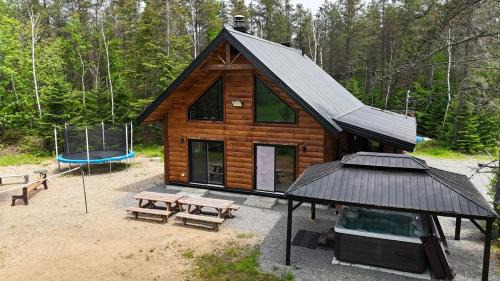 Mauricie Chalet De Esquí | Chalet bois rond, Spa, rivière & nature