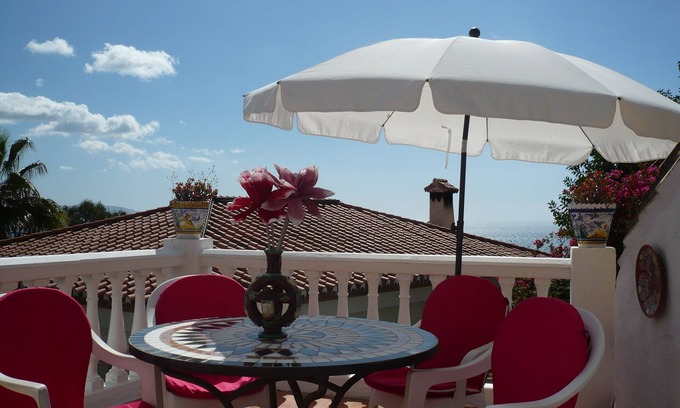 Velilla-Taramay Chalet De Esquí | chalet la buganvilla vista al mar 500 m. de la playa disponible wifi