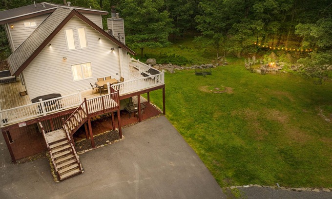 East Stroudsburg Chalet De Esquí | Chalet by the River: Adventure Awaits