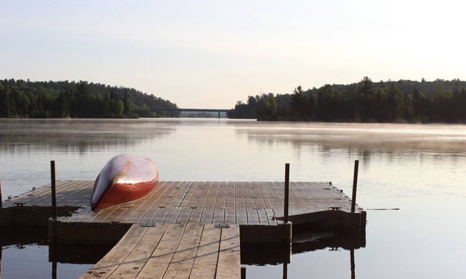 L'lle-du-Grand-Calumet Cabaña | Chalet Cadieux – Waterfront Getaway with Hot Tub, Views & Outdoor Adventures