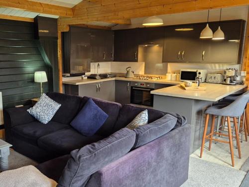 Horton Casa | Chalet close to Heathrow T5, Windsor Castle, Legoland, Thorpe Park, with off road parking, free Wifi, private garden, spacious & fully equipped, cozy wood burner & comfy sofa, ideal for exploring London with trains to Waterloo, a beautiful unique retreat