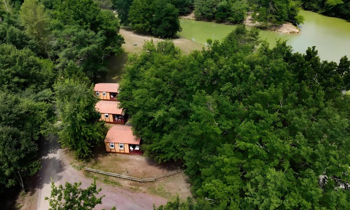 Bretagne-d'Armagnac Alquiler De RV | Chalet 'Club 5 Personnes 89' con terraza privada, jardín privado y Wi-Fi
