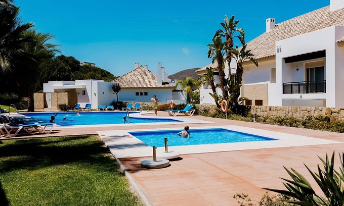 Mijas Chalet De Esquí | Chalet 'Comodo Triplex La Cala Golf' con piscina compartida, Wi-Fi y aire acondicionado