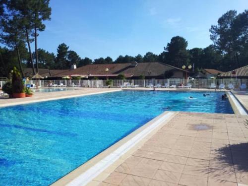 La Teste-de-Buch Chalet De Esquí | Chalet cosy a Gujan Mestras avec piscine partagee