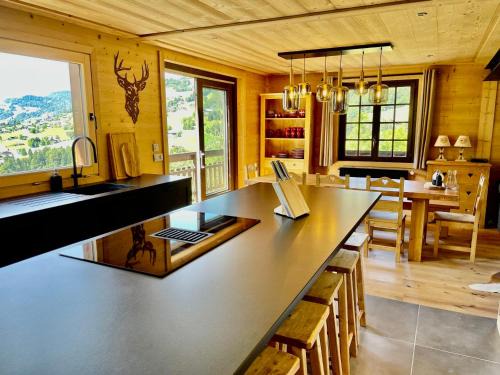 Flumet Chalet De Esquí | Chalet cosy rénové, 4 chambres, terrasse, wifi, parking, près village et ski-bus - FR-1-505-191