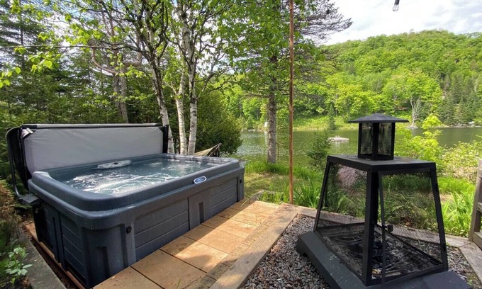 St-Adolphe-d'Howard Chalet De Esquí | Chalet du petit Lac Ste-Marie | Private waterfront