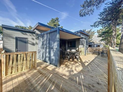 Jullouville Chalet De Esquí | Chalet de Standing à Jullouville: 6 Couchages, Piscine Chauffée, Proche Plage et Commerces, WiFi Gratuit - FR-1-361-548