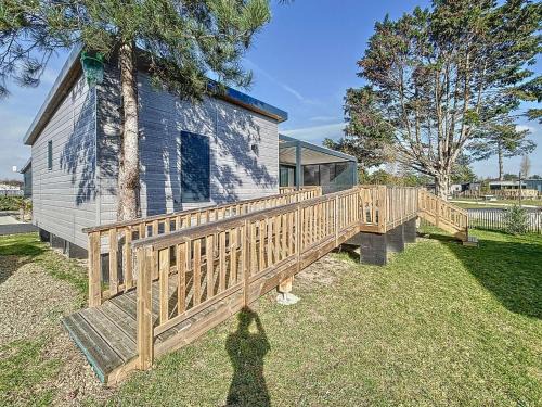 Jullouville Chalet De Esquí | Chalet de standing à Jullouville - 6 couchages, piscine chauffée, proche plage et commerces, Wi-Fi gratuit - FR-1-361-449