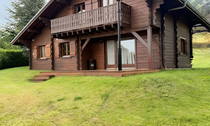 Thollon-les-Memises Chalet De Esquí | Chalet 'Des Charmes' con vistas a la montaña, terraza privada y Wi-Fi