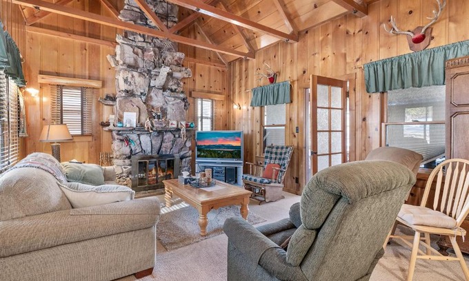 Big Bear Lake Chalet De Esquí | Chalet Des Ours -Comfortable and spacious home with WIFI! Close to everything!