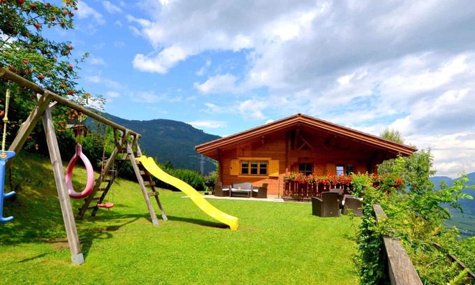 Emberg Casa | Casa vacacional directamente sobre una cuesta de valle nevada y iluminada