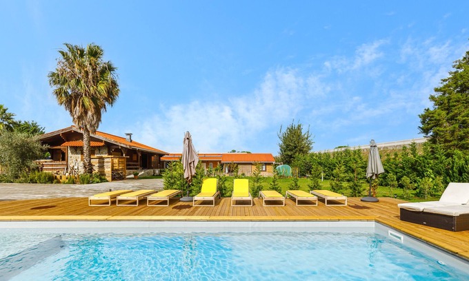 Palmela Chalet De Esquí | Chalet "Do Vale" with Shared Pool, Private Terrace & Wi-Fi