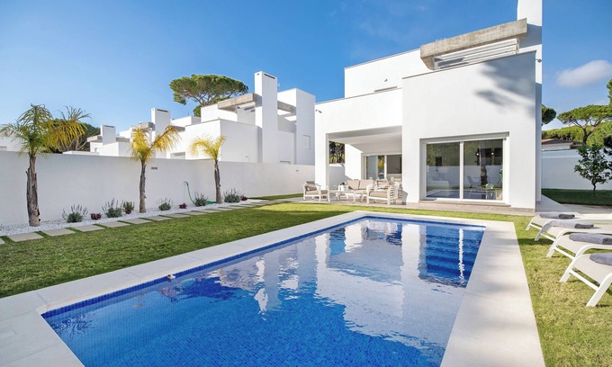 Los Gallos-Cerromolino Villa | Chalet 'Villa Moderna En Chiclana' con piscina privada, Wi-Fi y aire acondicionado