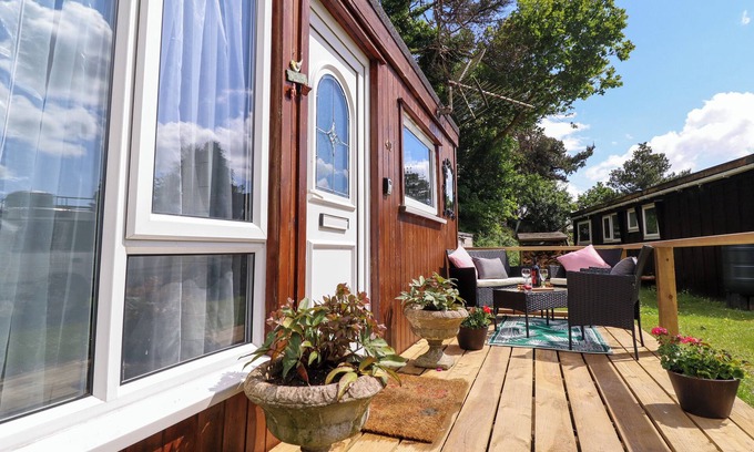 Aberdovey Casa | CHALET FORTE, pet friendly, with a garden in Aberdovey