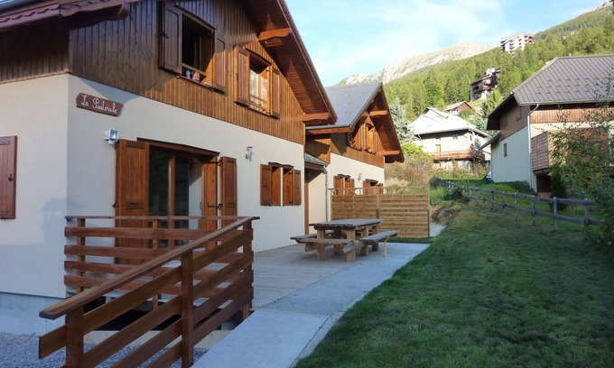 Les Orres Chalet De Esquí | Chalet 'Garrigue Au Pied Des Pistes' con vistas a la montaña, piscina compartida y Wi-Fi