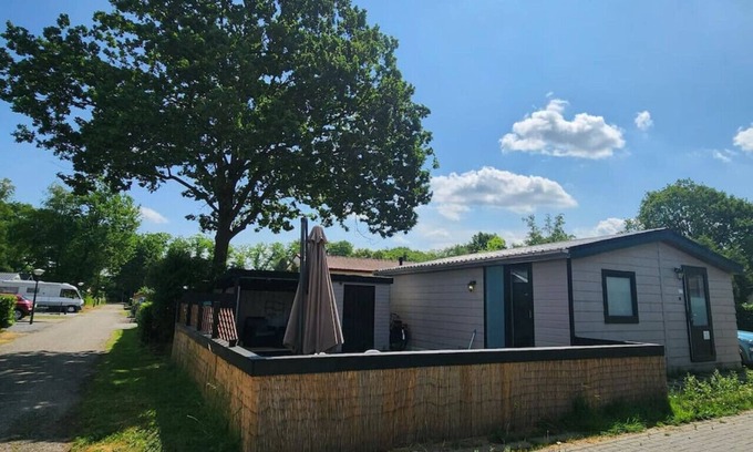 Schijndel Chalet De Esquí | Chalet in green area ~ Garden ~ Walk to Lake