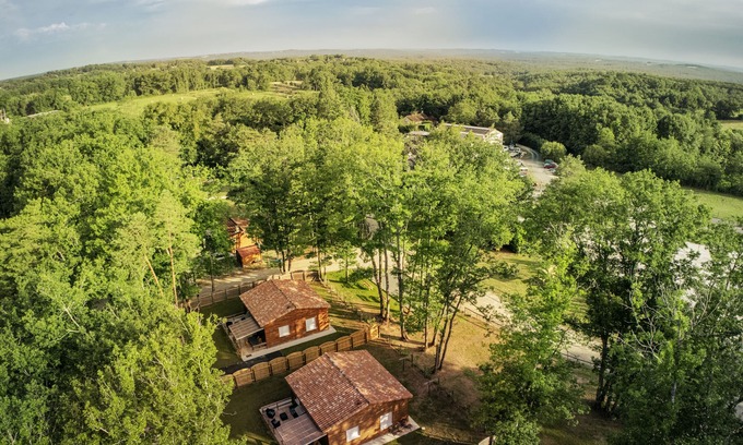 Thenon Chalet De Esquí | Vacation village in Périgord Noir, our chalets are ready to welcome you.