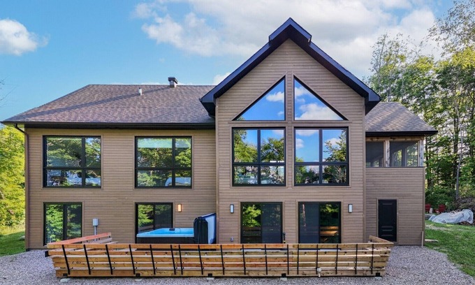 Saint-Faustin-Lac-Carre Chalet De Esquí | Chalet in the mountains, on the golf course and near skiing.