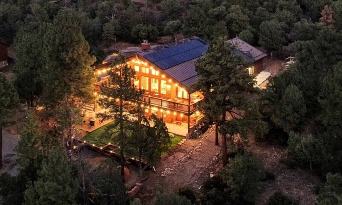 Sierra Pines Cabina | Chalet in the Woods-Private Yard-2 Master Suites-EV Charger-Pets
