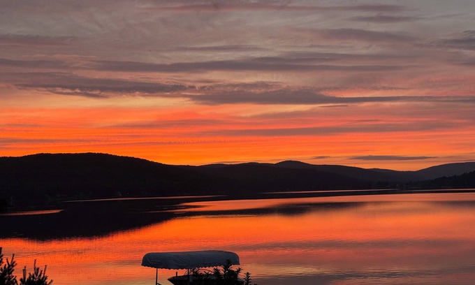 Canaan Casa | Chalet Joyeux-cheerful cottage. Enchanting 3-bedroom house on Lake Wallace.