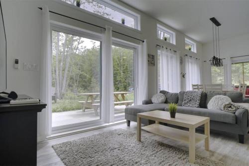 Chertsey Chalet De Esquí | Chalet L'Écureuil (waterfront, modern, spa, BBQ)