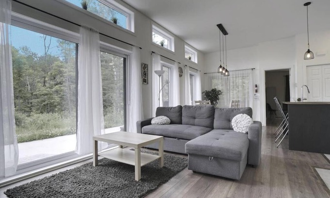 Chertsey Chalet De Esquí | Chalet L'Hérisson (Modern, Spa, BBQ, waterfront)