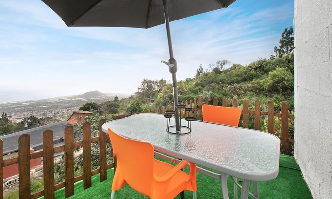 Arafo Chalet De Esquí | Casa vacacion "Casa La Morra con bañera de hidromasaje" con vistas al mar, terrazas privadas y Wi-Fi