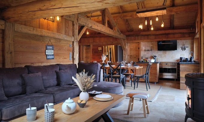 La Giettaz Chalet De Esquí | Chalet Marijulo - Stylish property with hot tub and terrace - OVO Network