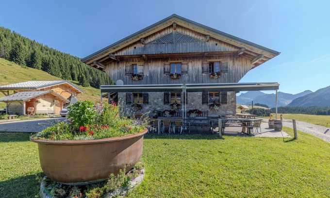 Le Petit-Bornand-les-Glieres Chalet De Esquí | Chalet 'Merlin' con vistas a la montaña, terraza privada y Wi-Fi