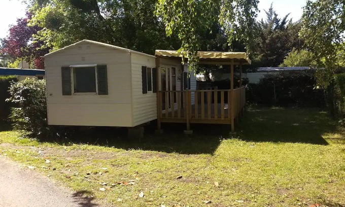 Les Mathes Alquiler De RV | Chalet "Mobil-Home Climatisé, Calme, Arboré" con piscina, terraza privada y aire acondicionado