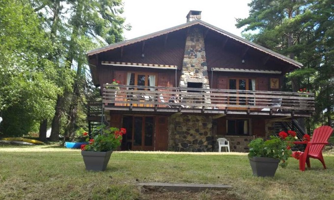 Jassat Chalet De Esquí | La cabina de alce en el lago en el corazón de los volcanes de Auvernia