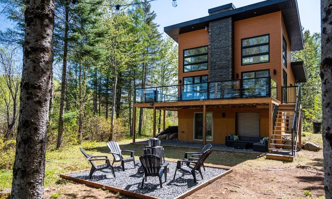 Saint-Alphonse-Rodriguez Chalet De Esquí | Chalet Natür Lakefront - Hot Tub - Fireplace - Ski - Waterfront - Private big land - Pedal Boat