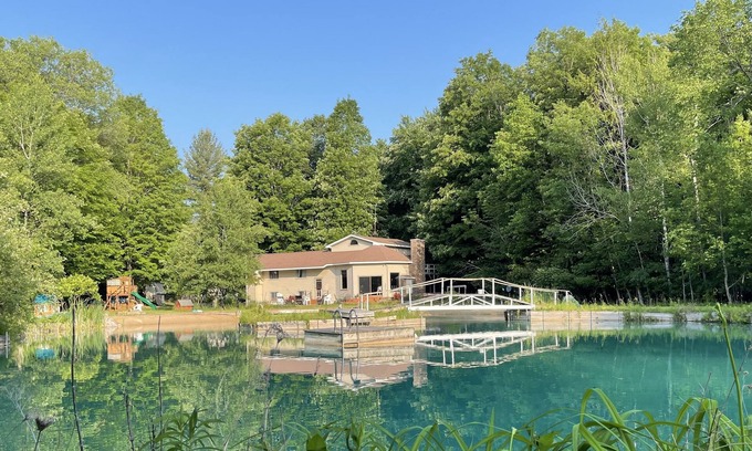 Fife Lake Chalet De Esquí | Chalet on Manistee River with amazing backyard pond. 5 minutes from Fife Lake.